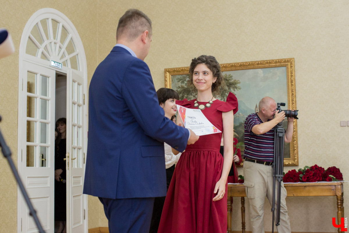 В “Палатах” состоялась церемония вручения наград лучшим выпускникам ВлГУ. Студенты получили грамоты и цветы от проректора и гендиректора ВСМЗ, а потом устроили костюмированный бал.