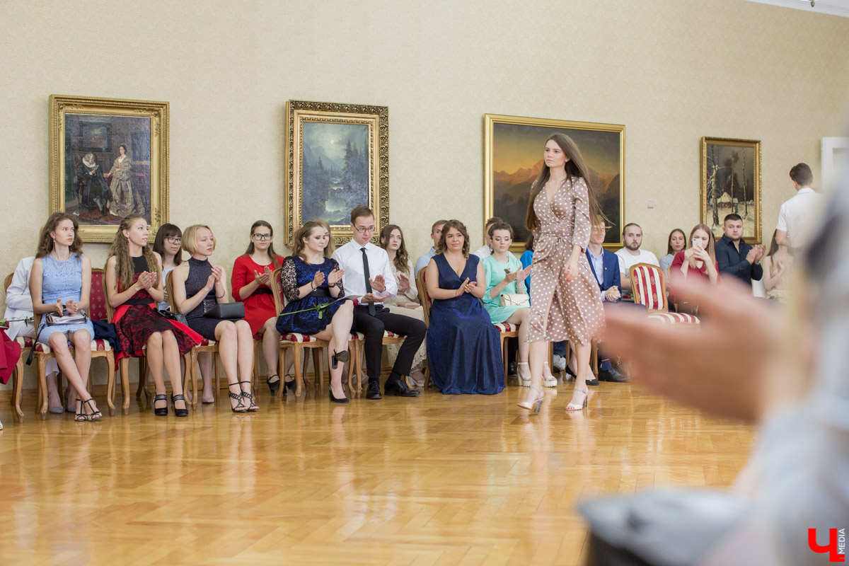 В “Палатах” состоялась церемония вручения наград лучшим выпускникам ВлГУ. Студенты получили грамоты и цветы от проректора и гендиректора ВСМЗ, а потом устроили костюмированный бал.