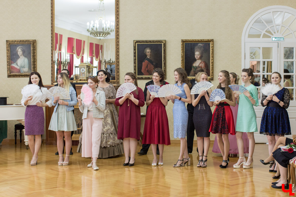 В “Палатах” состоялась церемония вручения наград лучшим выпускникам ВлГУ. Студенты получили грамоты и цветы от проректора и гендиректора ВСМЗ, а потом устроили костюмированный бал.