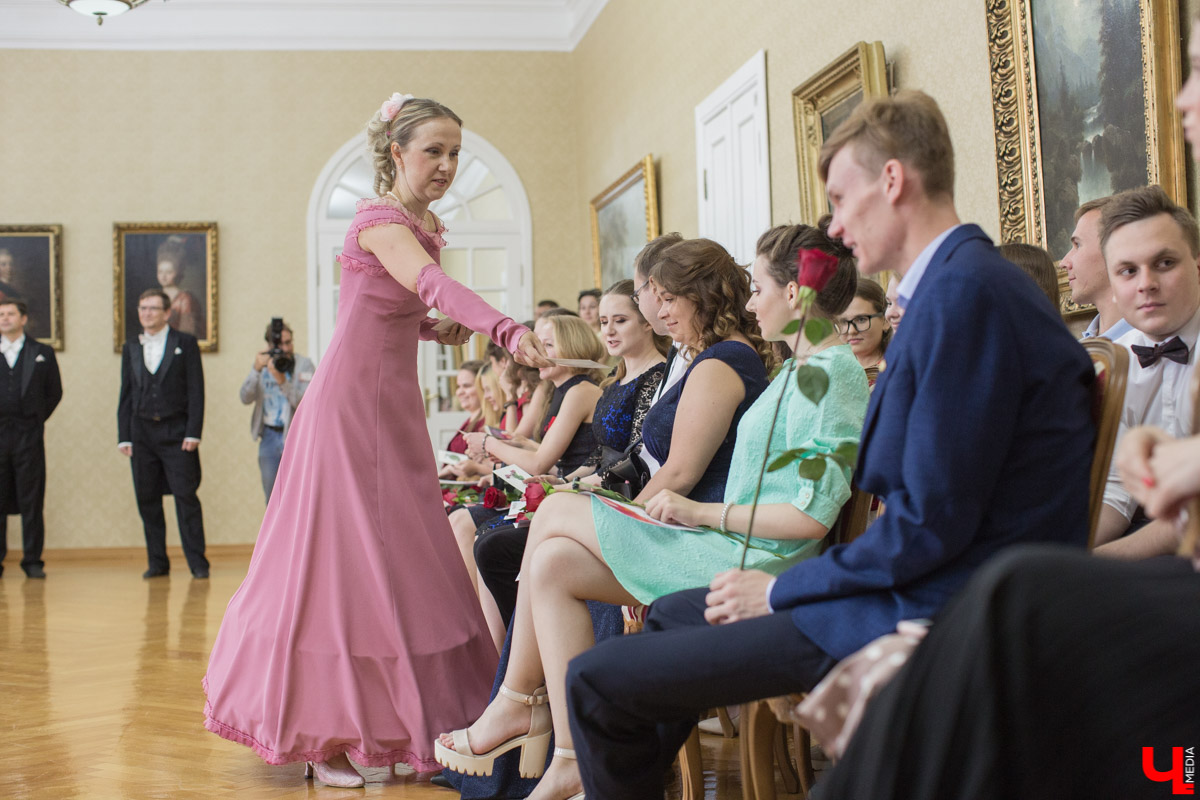 В “Палатах” состоялась церемония вручения наград лучшим выпускникам ВлГУ. Студенты получили грамоты и цветы от проректора и гендиректора ВСМЗ, а потом устроили костюмированный бал.