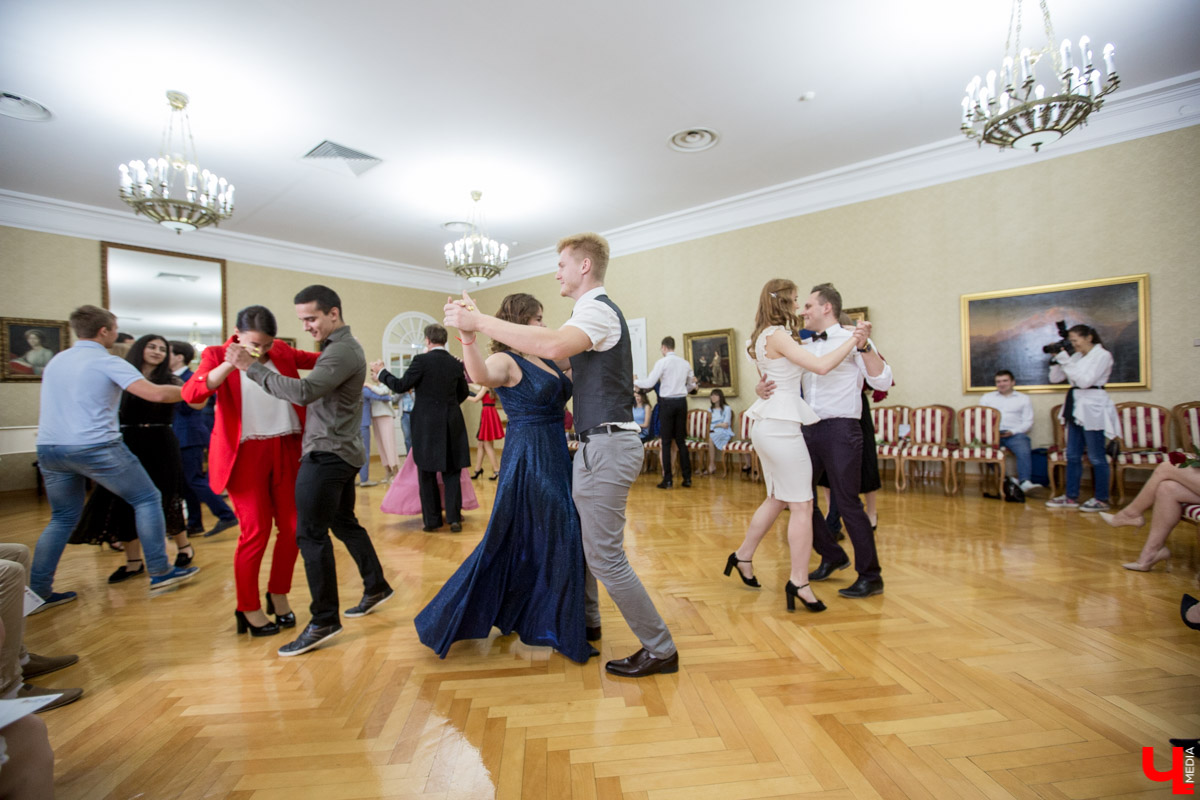 В “Палатах” состоялась церемония вручения наград лучшим выпускникам ВлГУ. Студенты получили грамоты и цветы от проректора и гендиректора ВСМЗ, а потом устроили костюмированный бал.
