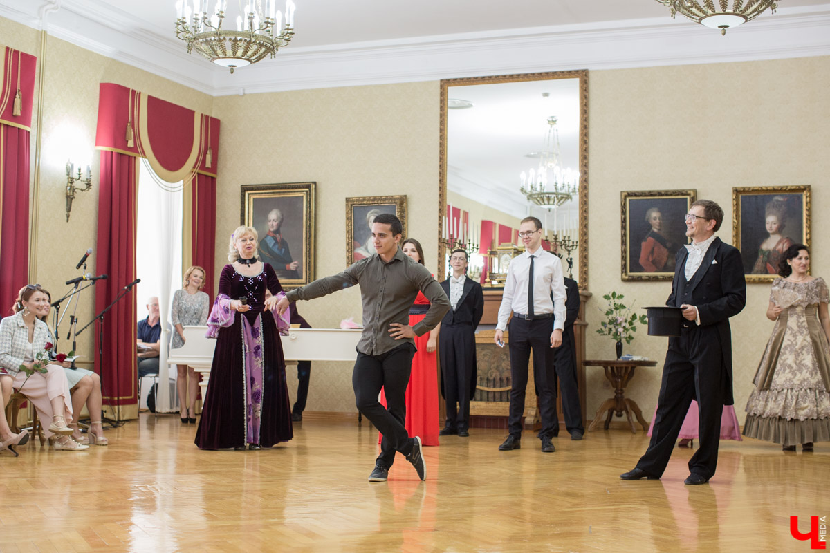 В “Палатах” состоялась церемония вручения наград лучшим выпускникам ВлГУ. Студенты получили грамоты и цветы от проректора и гендиректора ВСМЗ, а потом устроили костюмированный бал.
