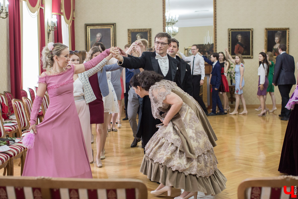 В “Палатах” состоялась церемония вручения наград лучшим выпускникам ВлГУ. Студенты получили грамоты и цветы от проректора и гендиректора ВСМЗ, а потом устроили костюмированный бал.