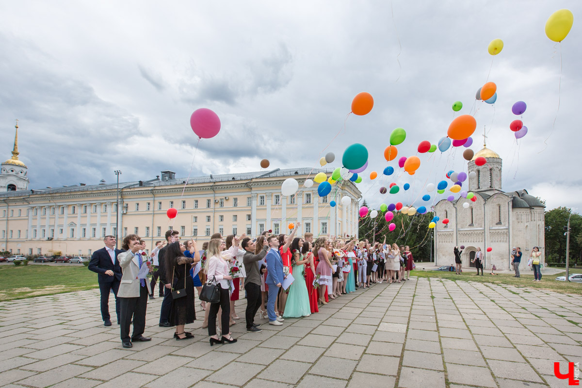 В “Палатах” состоялась церемония вручения наград лучшим выпускникам ВлГУ. Студенты получили грамоты и цветы от проректора и гендиректора ВСМЗ, а потом устроили костюмированный бал.