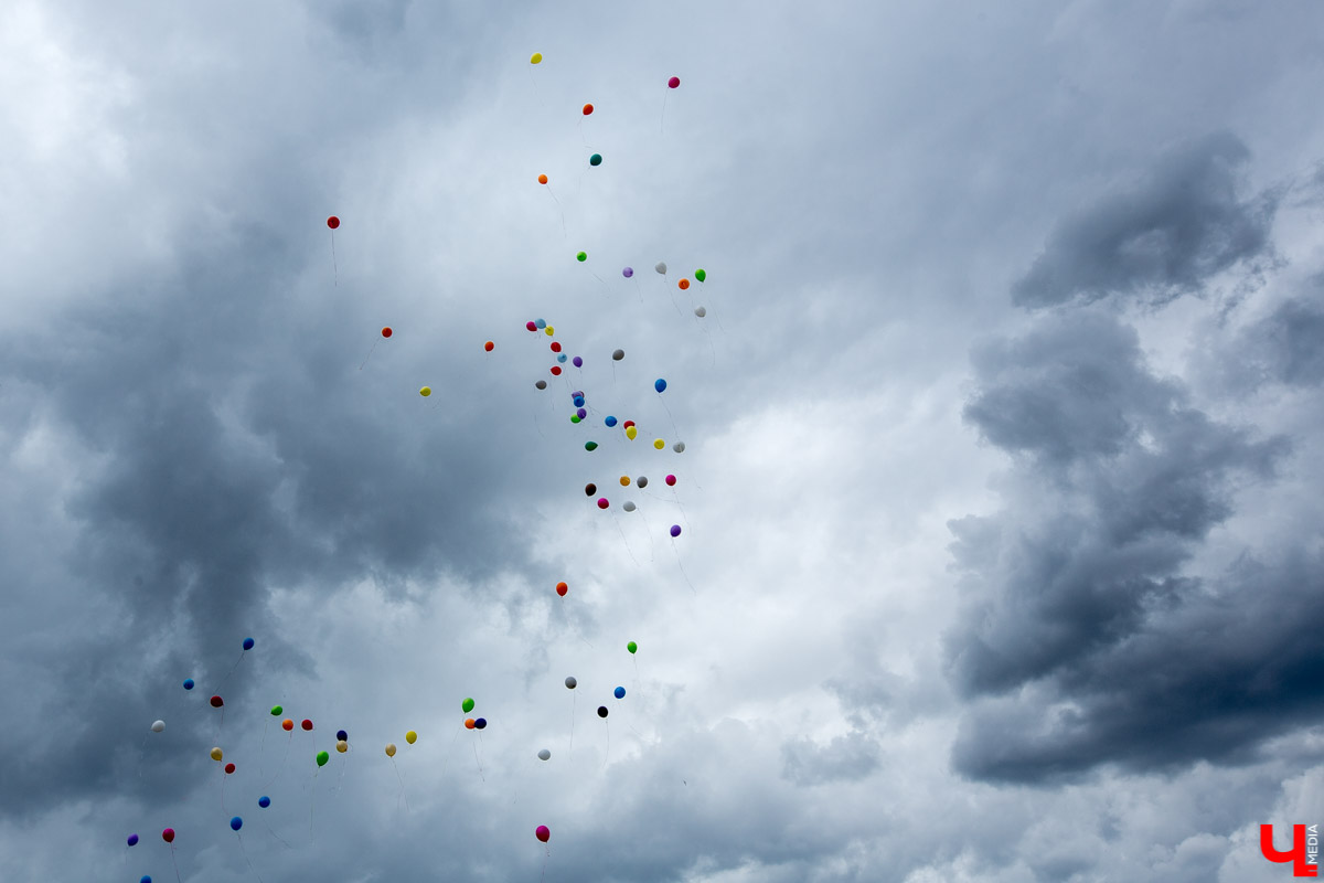 В “Палатах” состоялась церемония вручения наград лучшим выпускникам ВлГУ. Студенты получили грамоты и цветы от проректора и гендиректора ВСМЗ, а потом устроили костюмированный бал.