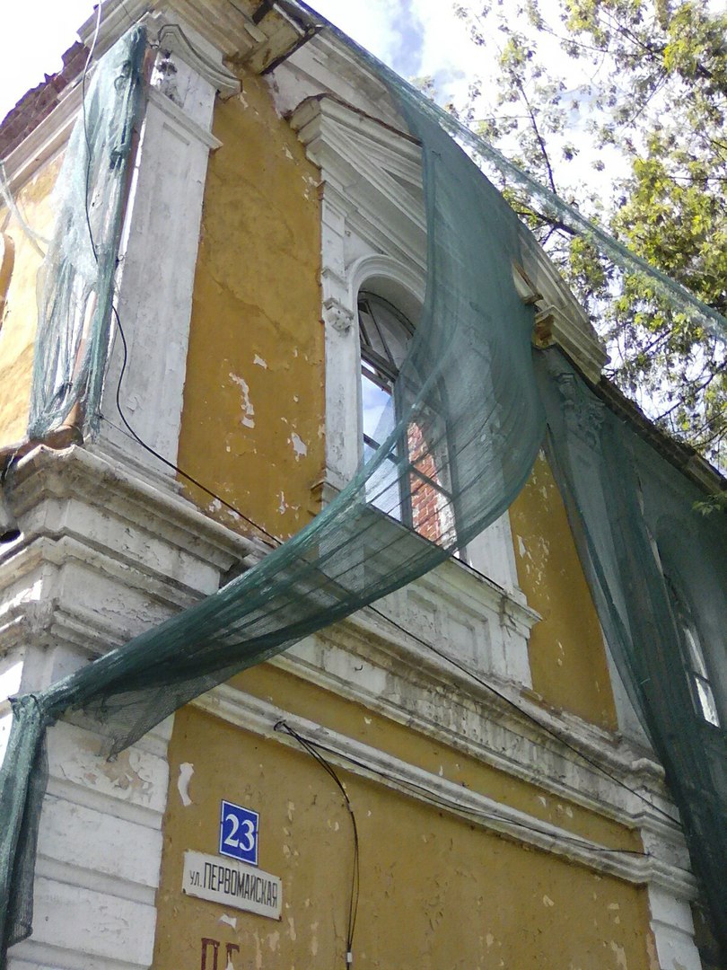 Известный блогер Илья Варламов опубликовал в своем блоге фотографию исторического здания в Муроме. Трещины на нем оказались залиты монтажной пеной.