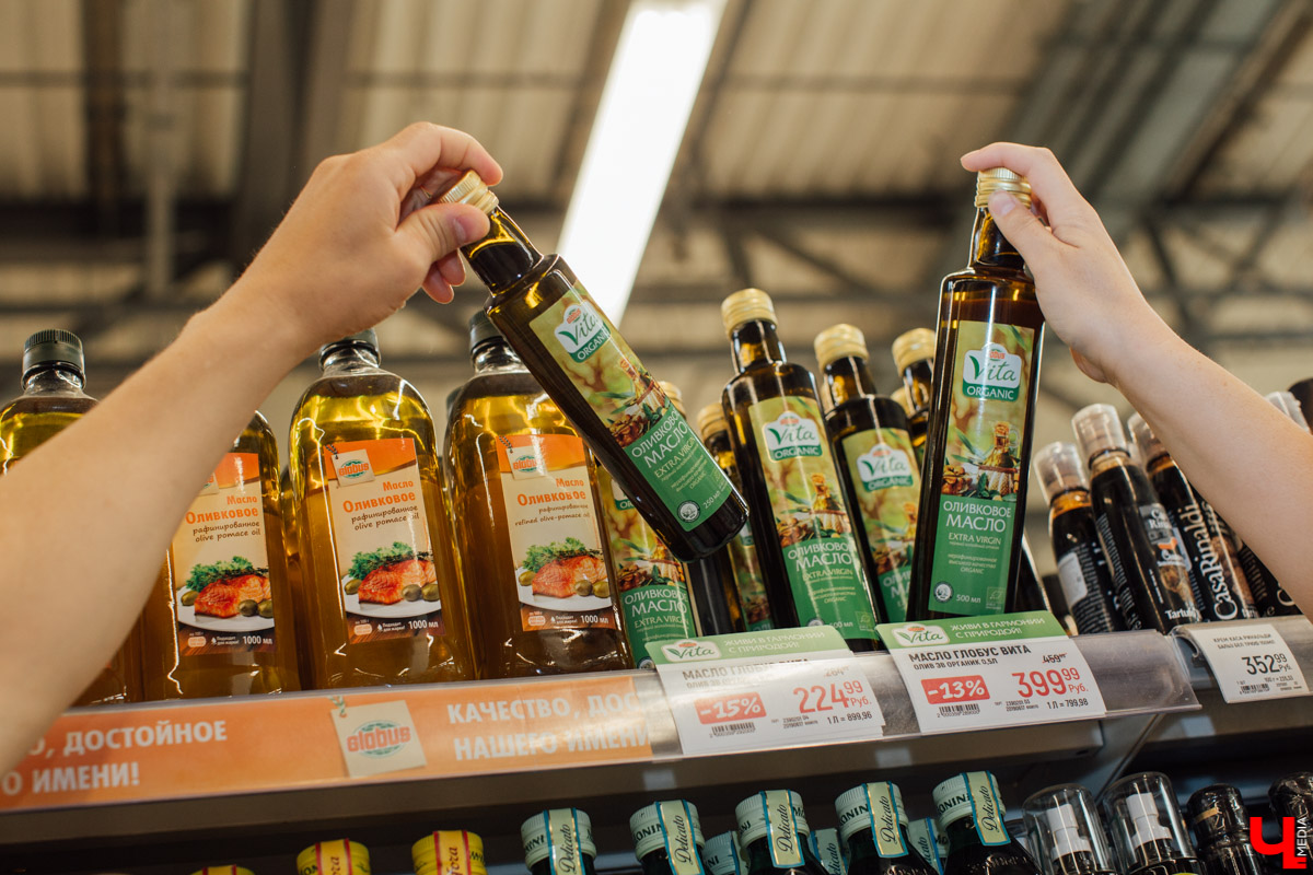 Дмитрий Орловский и Лариса Малышева приготовили мороженое из свеклы с хрустящим салатом и черешнево-клубничным топингом. Десертную версию популярного холодного свекольника.