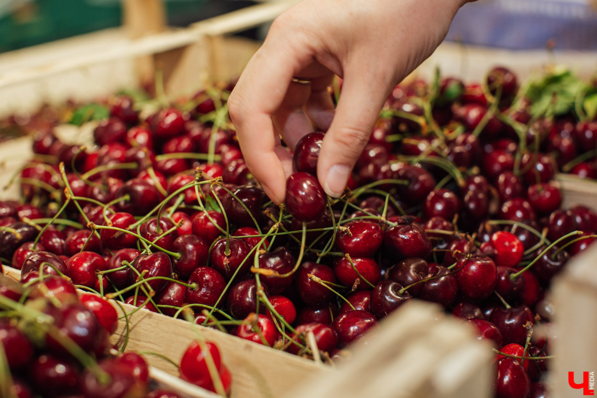 Дмитрий Орловский и Лариса Малышева приготовили мороженое из свеклы с хрустящим салатом и черешнево-клубничным топингом. Десертную версию популярного холодного свекольника.