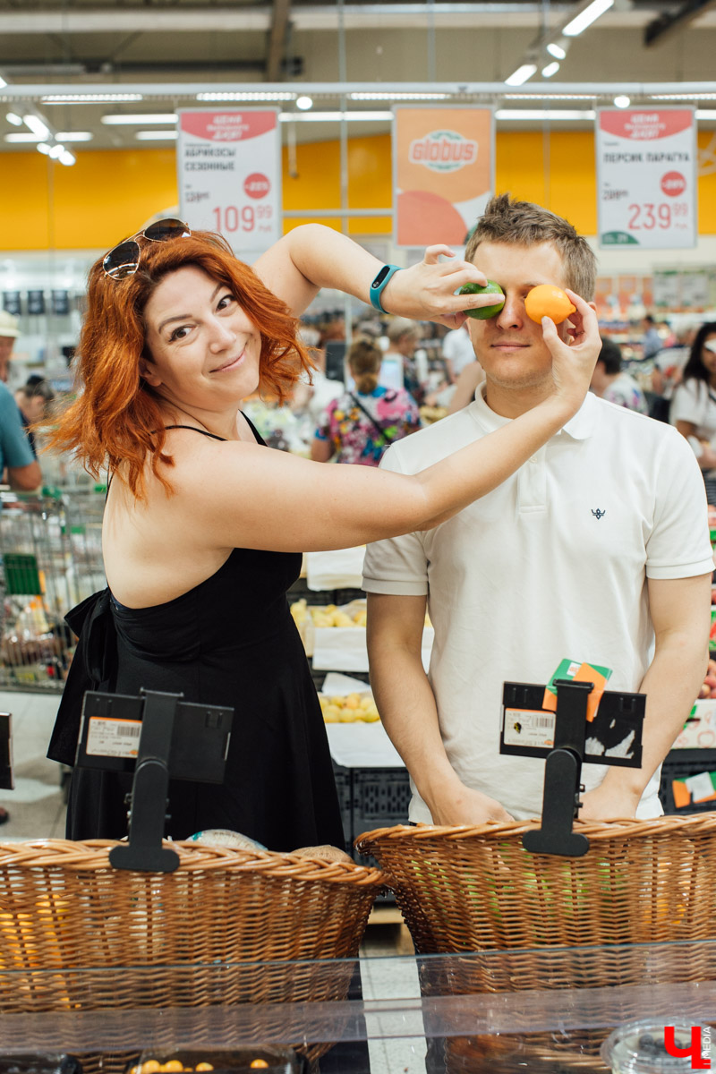 Дмитрий Орловский и Лариса Малышева приготовили мороженое из свеклы с хрустящим салатом и черешнево-клубничным топингом. Десертную версию популярного холодного свекольника.