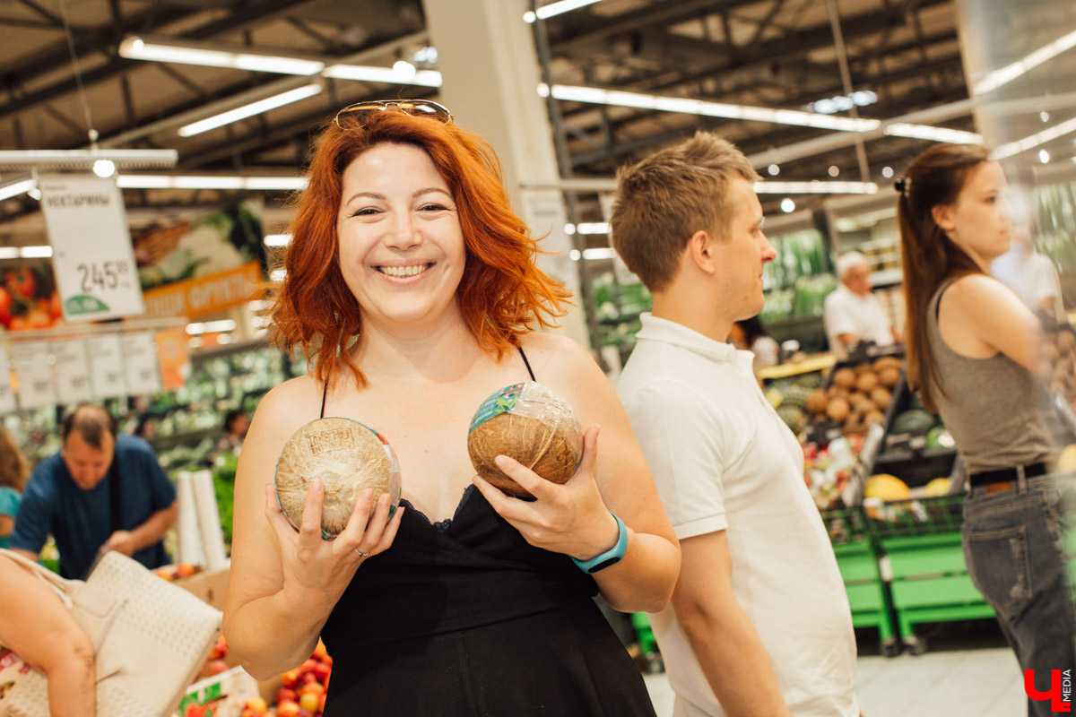 Дмитрий Орловский и Лариса Малышева приготовили мороженое из свеклы с хрустящим салатом и черешнево-клубничным топингом. Десертную версию популярного холодного свекольника.