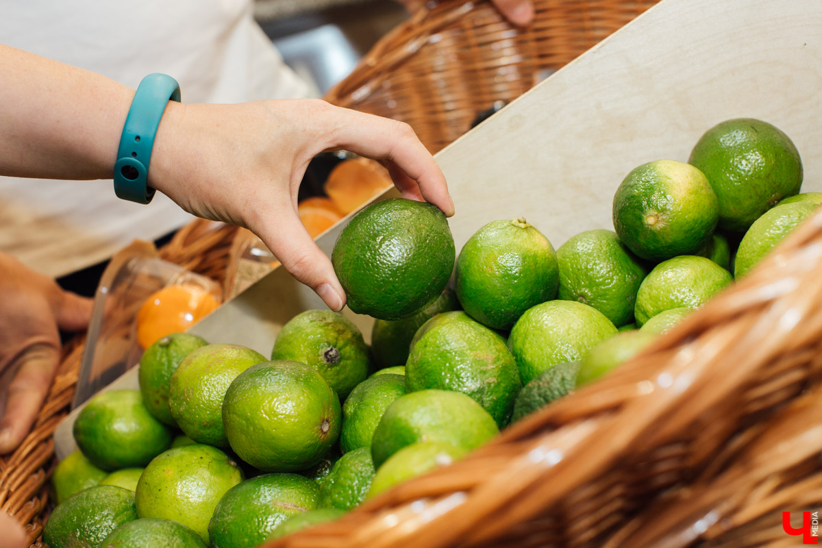 Дмитрий Орловский и Лариса Малышева приготовили мороженое из свеклы с хрустящим салатом и черешнево-клубничным топингом. Десертную версию популярного холодного свекольника.