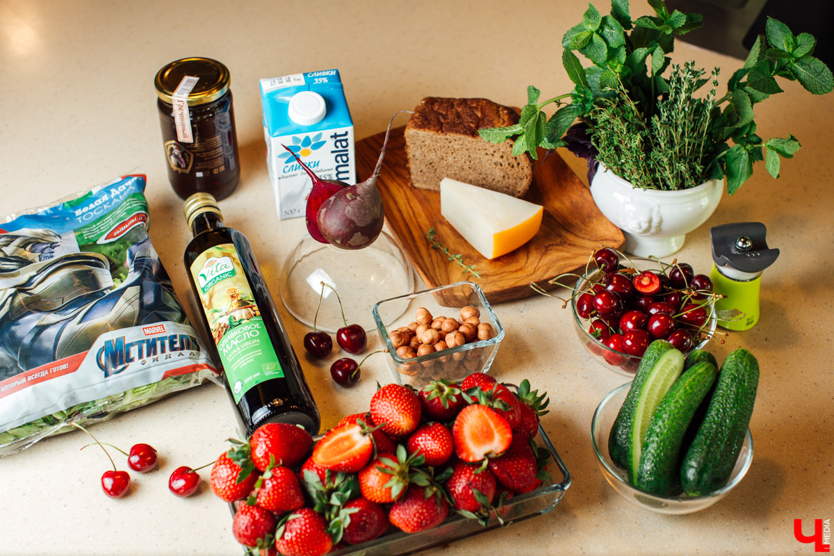 Дмитрий Орловский и Лариса Малышева приготовили мороженое из свеклы с хрустящим салатом и черешнево-клубничным топингом. Десертную версию популярного холодного свекольника.