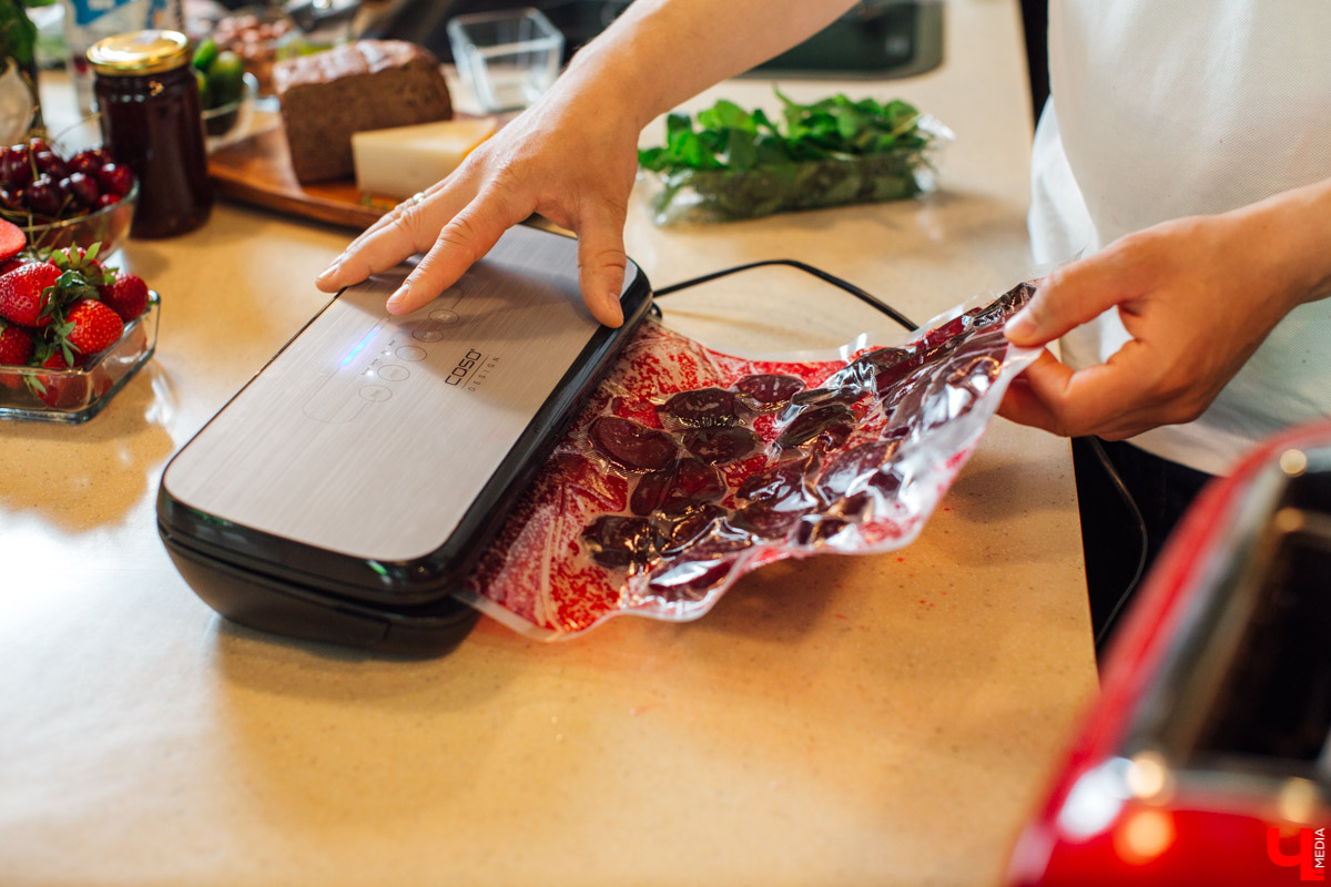 Дмитрий Орловский и Лариса Малышева приготовили мороженое из свеклы с хрустящим салатом и черешнево-клубничным топингом. Десертную версию популярного холодного свекольника.