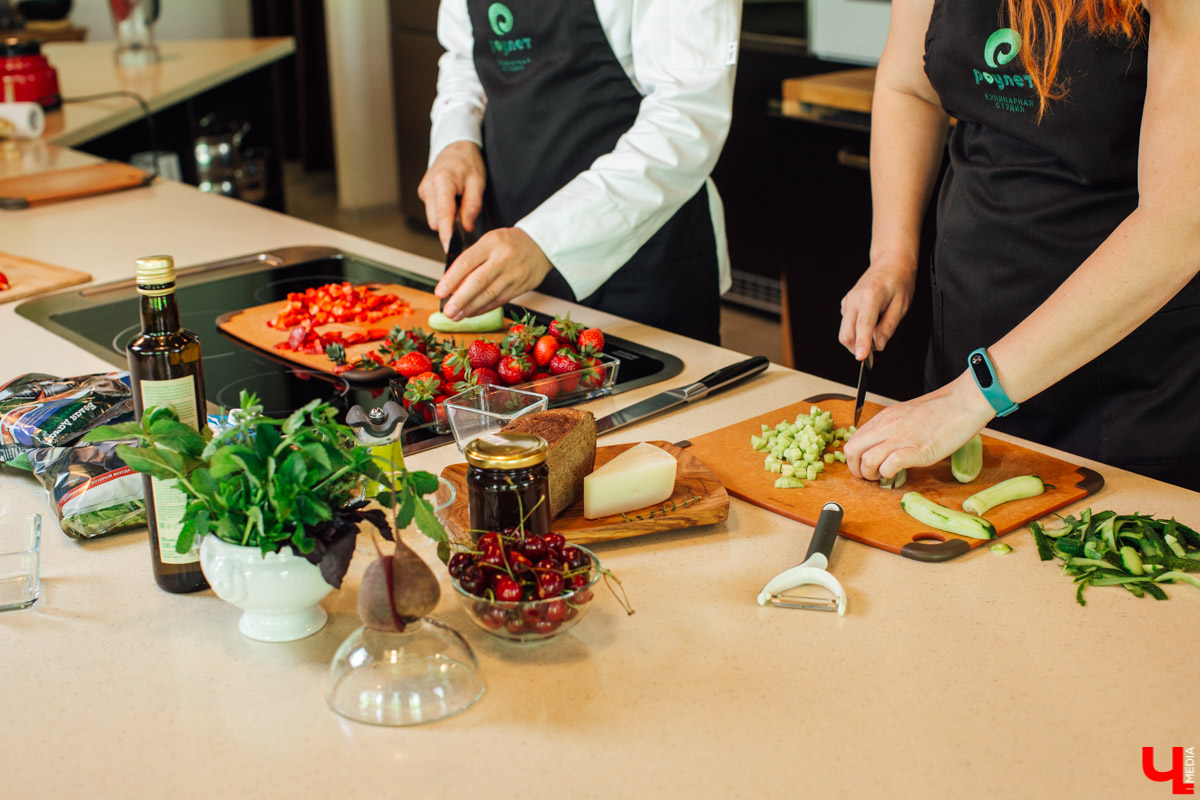 Дмитрий Орловский и Лариса Малышева приготовили мороженое из свеклы с хрустящим салатом и черешнево-клубничным топингом. Десертную версию популярного холодного свекольника.