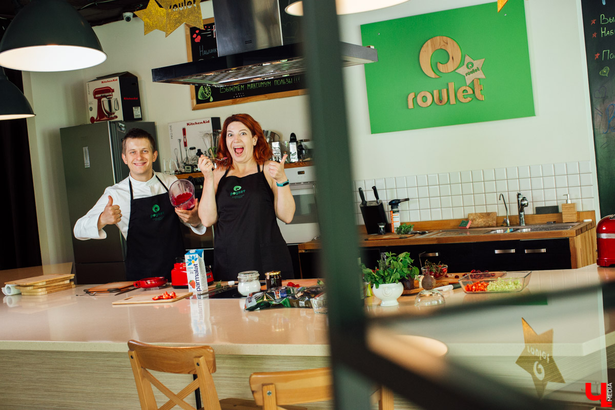 Дмитрий Орловский и Лариса Малышева приготовили мороженое из свеклы с хрустящим салатом и черешнево-клубничным топингом. Десертную версию популярного холодного свекольника.