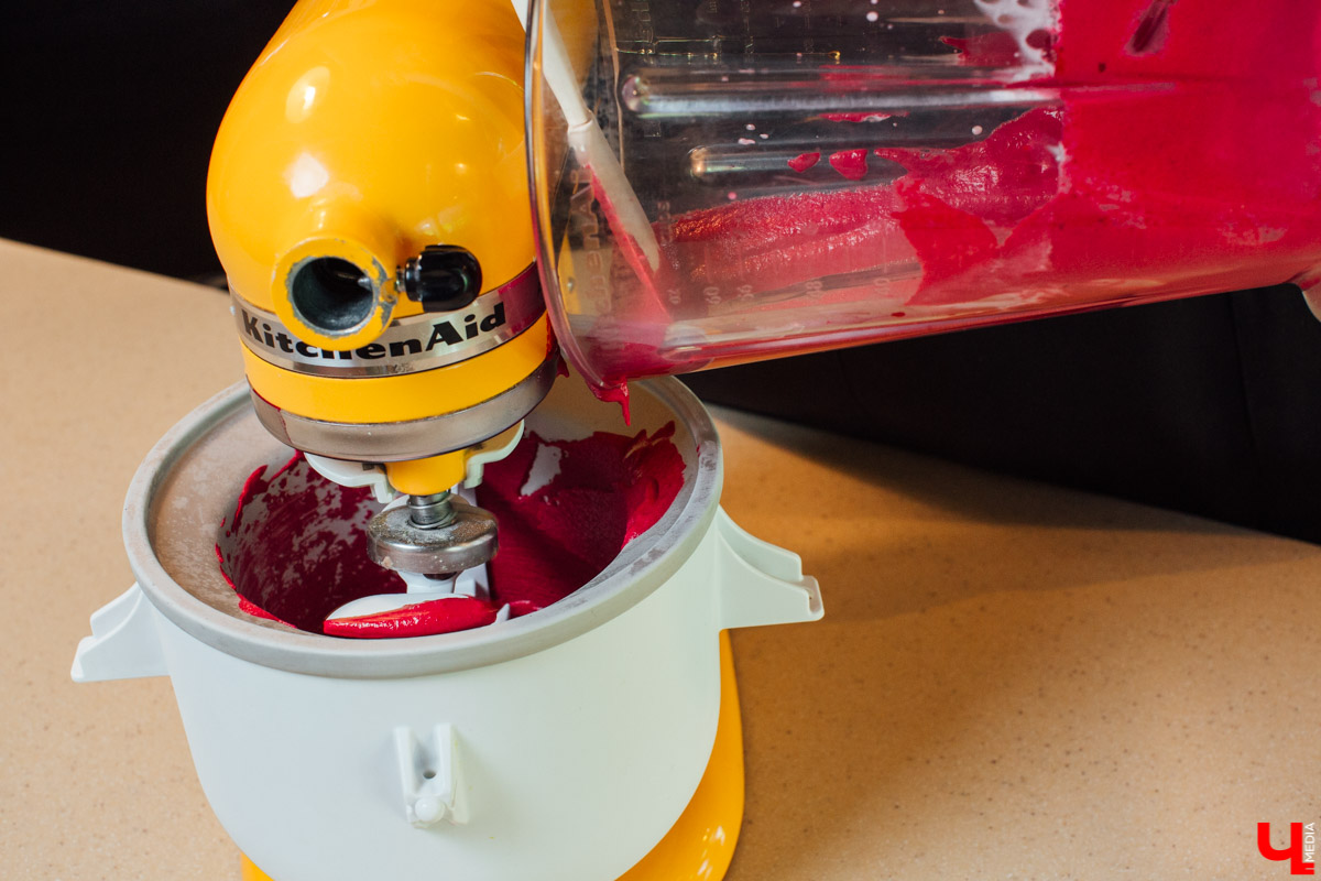 Дмитрий Орловский и Лариса Малышева приготовили мороженое из свеклы с хрустящим салатом и черешнево-клубничным топингом. Десертную версию популярного холодного свекольника.