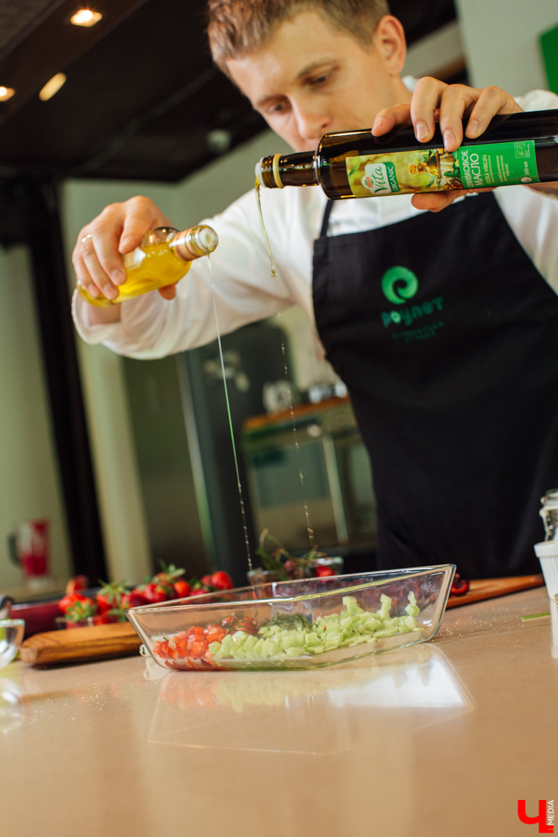 Дмитрий Орловский и Лариса Малышева приготовили мороженое из свеклы с хрустящим салатом и черешнево-клубничным топингом. Десертную версию популярного холодного свекольника.