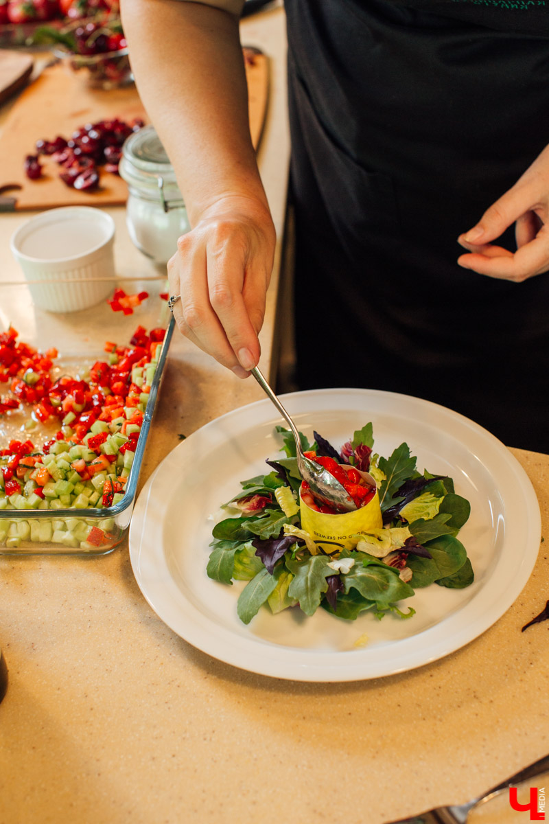 Дмитрий Орловский и Лариса Малышева приготовили мороженое из свеклы с хрустящим салатом и черешнево-клубничным топингом. Десертную версию популярного холодного свекольника.