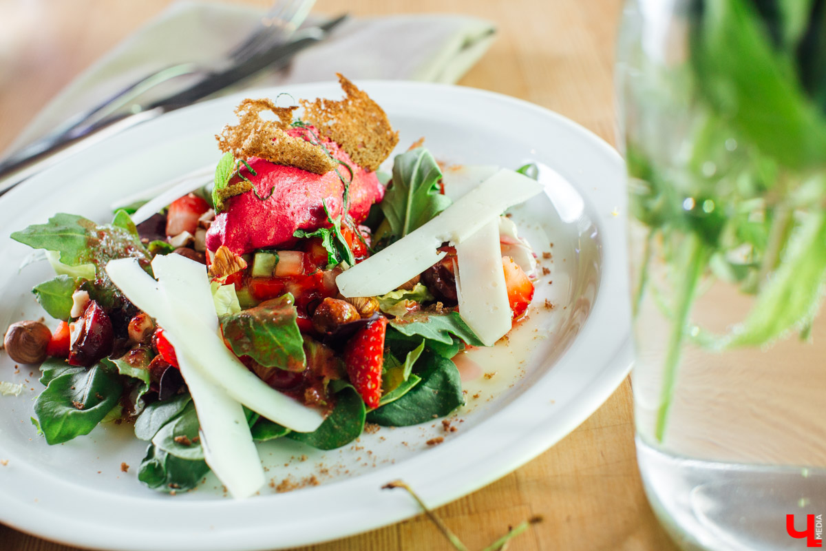 Дмитрий Орловский и Лариса Малышева приготовили мороженое из свеклы с хрустящим салатом и черешнево-клубничным топингом. Десертную версию популярного холодного свекольника.