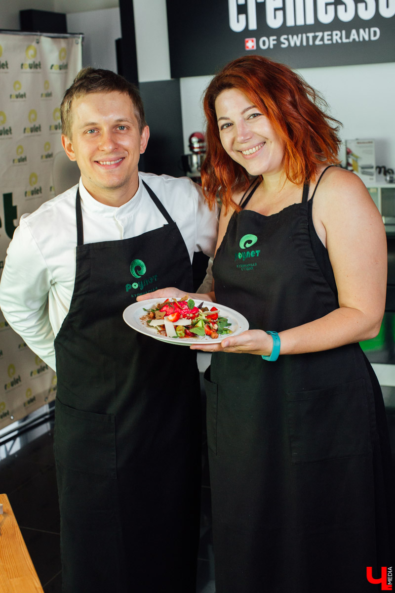 Дмитрий Орловский и Лариса Малышева приготовили мороженое из свеклы с хрустящим салатом и черешнево-клубничным топингом. Десертную версию популярного холодного свекольника.