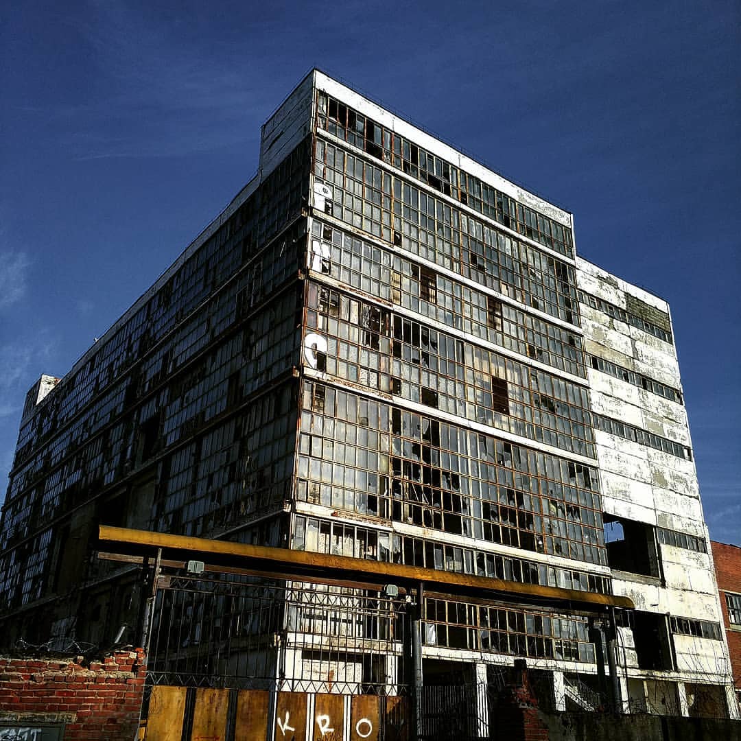 Вот уже несколько лет владимирец Роман Комов проводит экскурсии по владимирской промзоне. И за это время он уже успел узнать массу интересного. Например, что на месте тракторного завода когда-то была стоянка древнего человека.