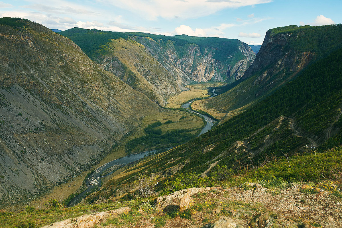 7 владимирских ребят отправились на Алтай, причем на русской машине. Добирались до места земляки 3 дня. По пути посетили множество городов. А по приезде рассказали нам, как сэкономить и что посмотреть в одном из самых красивых регионов страны.