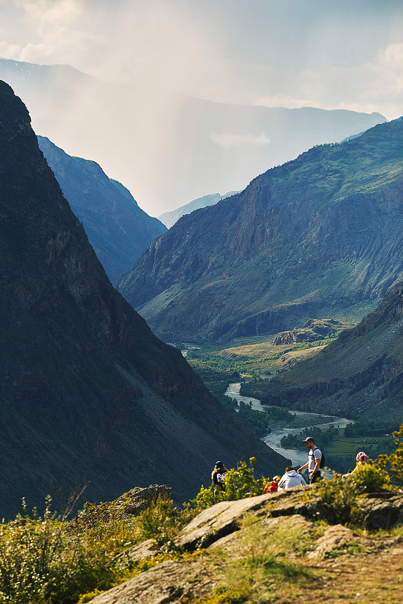 7 владимирских ребят отправились на Алтай, причем на русской машине. Добирались до места земляки 3 дня. По пути посетили множество городов. А по приезде рассказали нам, как сэкономить и что посмотреть в одном из самых красивых регионов страны.
