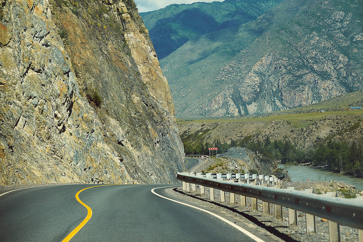 7 владимирских ребят отправились на Алтай, причем на русской машине. Добирались до места земляки 3 дня. По пути посетили множество городов. А по приезде рассказали нам, как сэкономить и что посмотреть в одном из самых красивых регионов страны.