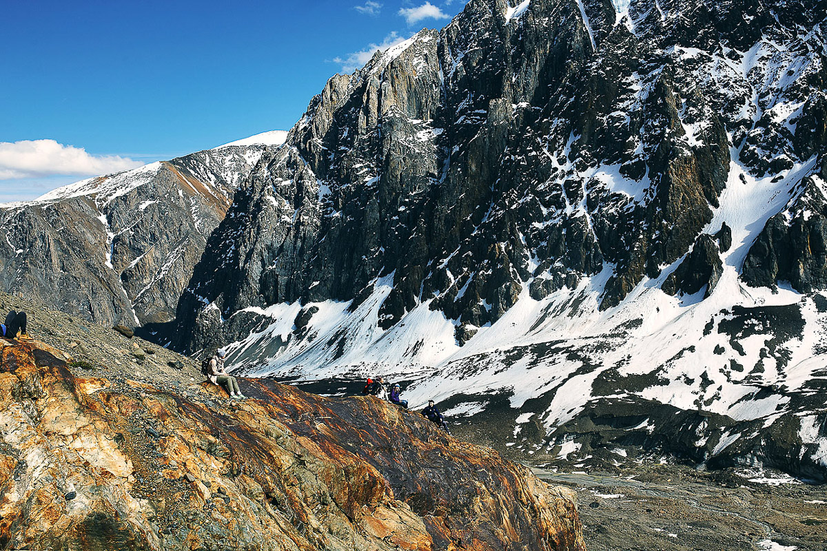 7 владимирских ребят отправились на Алтай, причем на русской машине. Добирались до места земляки 3 дня. По пути посетили множество городов. А по приезде рассказали нам, как сэкономить и что посмотреть в одном из самых красивых регионов страны.