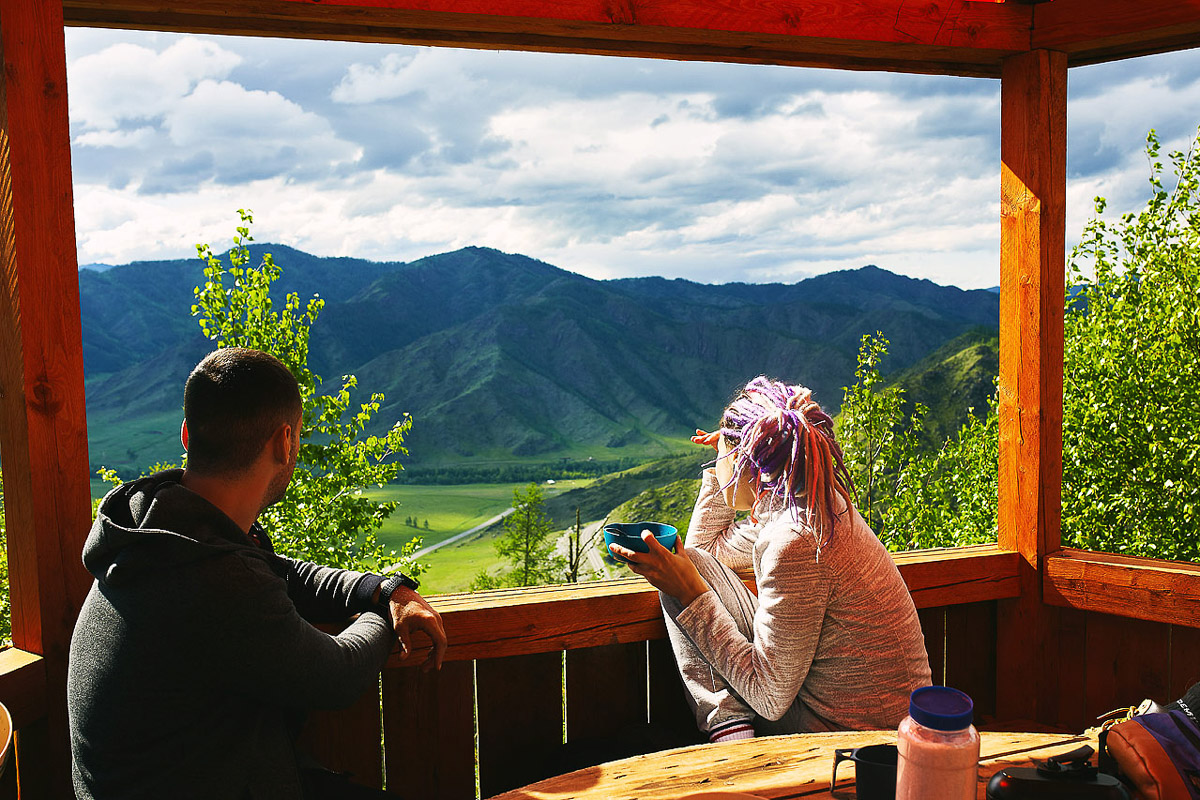 7 владимирских ребят отправились на Алтай, причем на русской машине. Добирались до места земляки 3 дня. По пути посетили множество городов. А по приезде рассказали нам, как сэкономить и что посмотреть в одном из самых красивых регионов страны.