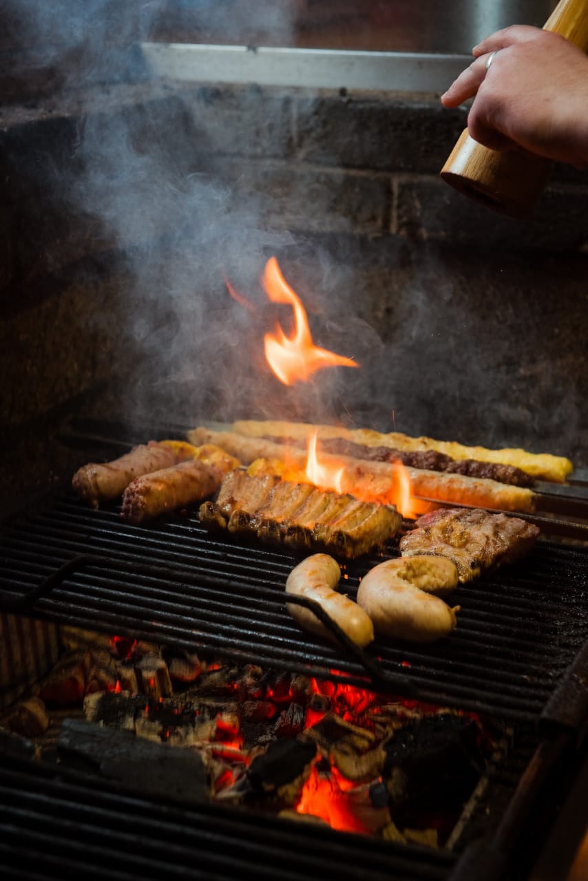 Команда блогеров устроила тест летней веранде гриль-бара “Грильмания”. Ребята дегустировали салаты, закуски, блюда на мангале, фруктовые чаи и десерты. А потом составили рейтинг самых вкусных блюд.