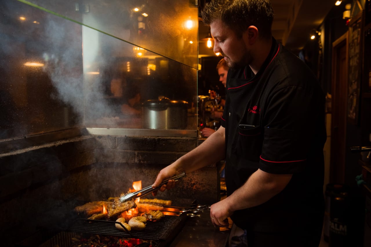 Команда блогеров устроила тест летней веранде гриль-бара “Грильмания”. Ребята дегустировали салаты, закуски, блюда на мангале, фруктовые чаи и десерты. А потом составили рейтинг самых вкусных блюд.