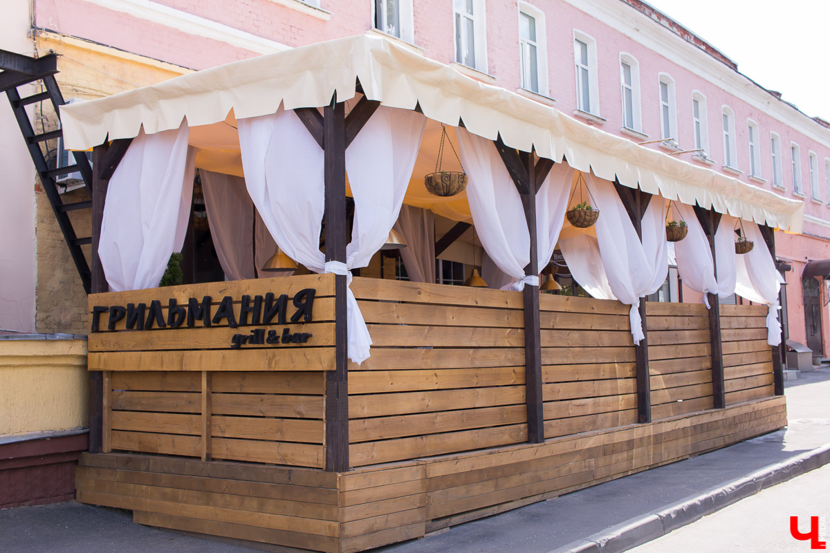 Команда блогеров устроила тест летней веранде гриль-бара “Грильмания”. Ребята дегустировали салаты, закуски, блюда на мангале, фруктовые чаи и десерты. А потом составили рейтинг самых вкусных блюд.