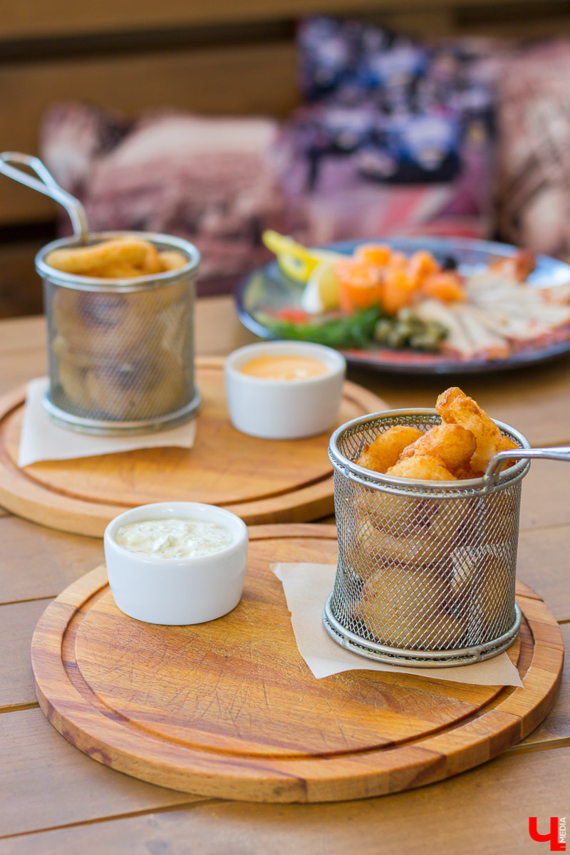 Команда блогеров устроила тест летней веранде гриль-бара “Грильмания”. Ребята дегустировали салаты, закуски, блюда на мангале, фруктовые чаи и десерты. А потом составили рейтинг самых вкусных блюд.