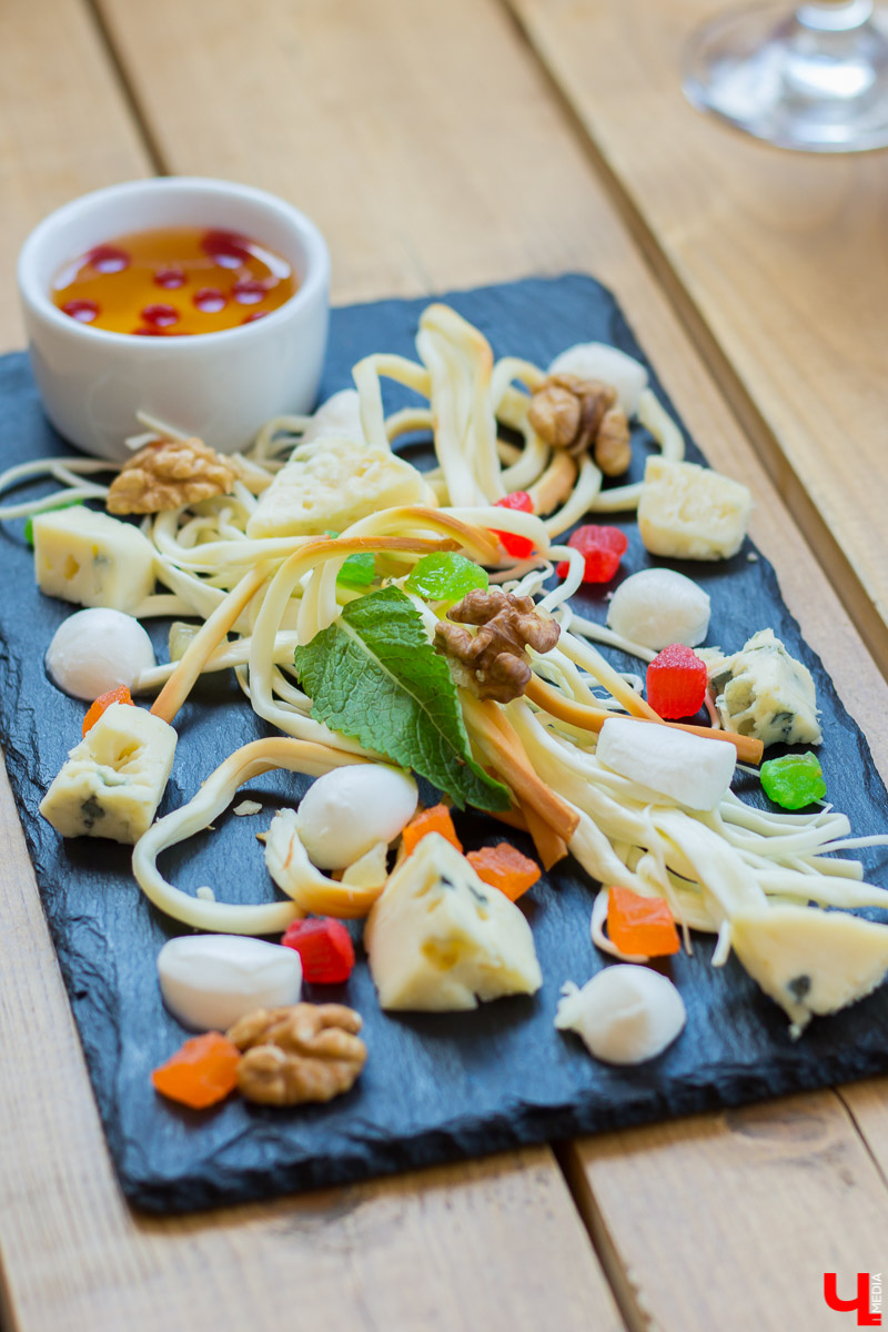 Команда блогеров устроила тест летней веранде гриль-бара “Грильмания”. Ребята дегустировали салаты, закуски, блюда на мангале, фруктовые чаи и десерты. А потом составили рейтинг самых вкусных блюд.