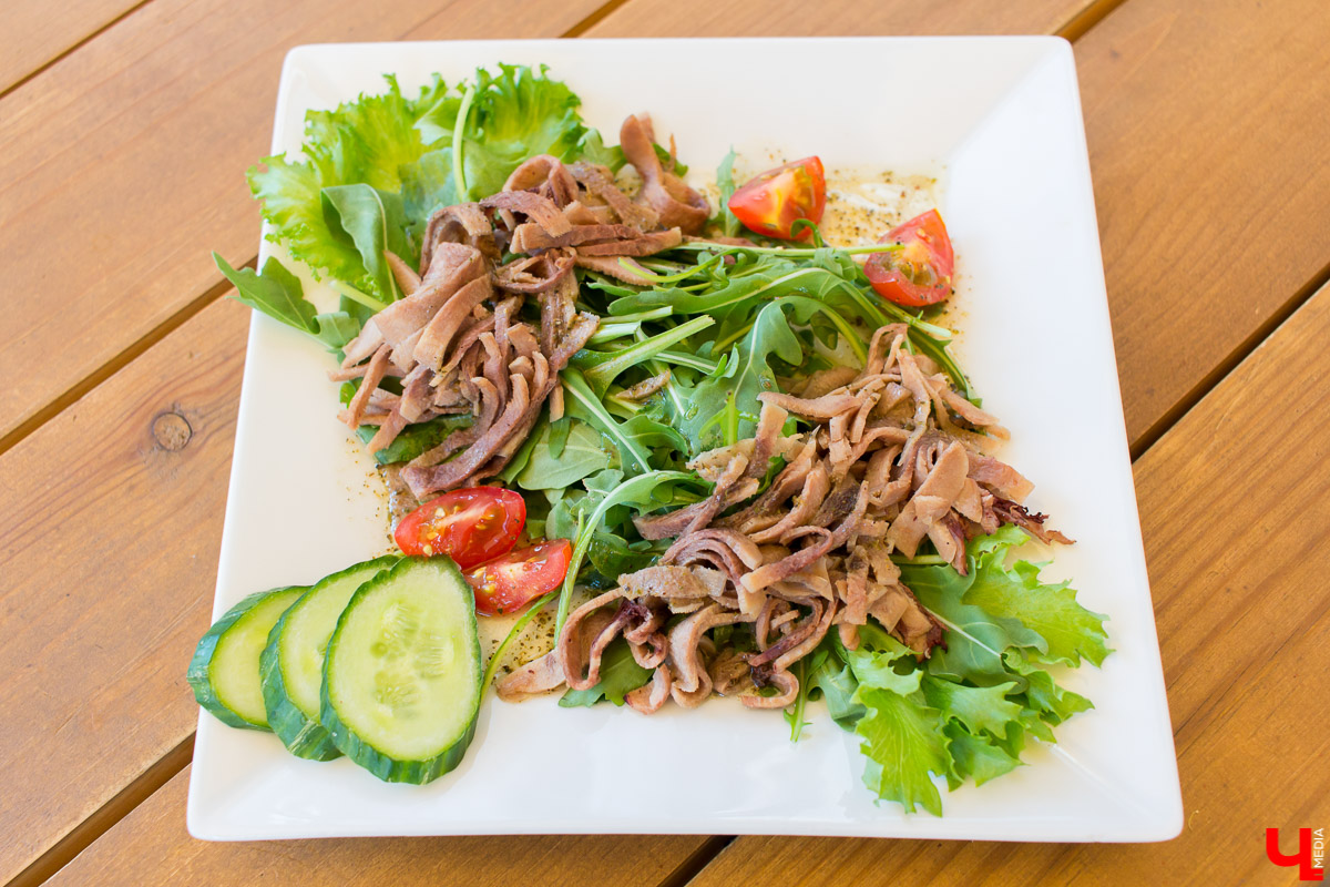 Команда блогеров устроила тест летней веранде гриль-бара “Грильмания”. Ребята дегустировали салаты, закуски, блюда на мангале, фруктовые чаи и десерты. А потом составили рейтинг самых вкусных блюд.