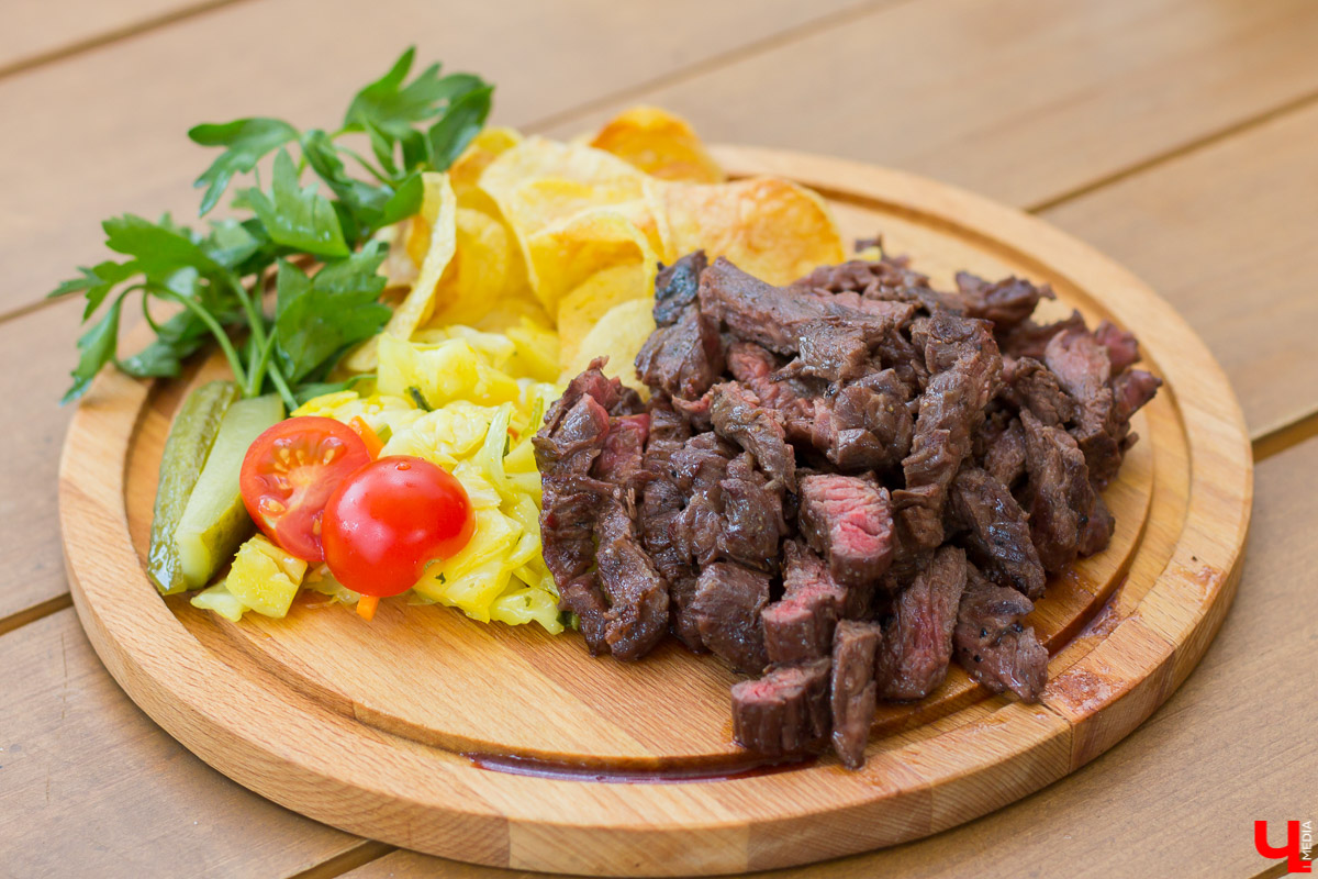 Команда блогеров устроила тест летней веранде гриль-бара “Грильмания”. Ребята дегустировали салаты, закуски, блюда на мангале, фруктовые чаи и десерты. А потом составили рейтинг самых вкусных блюд.