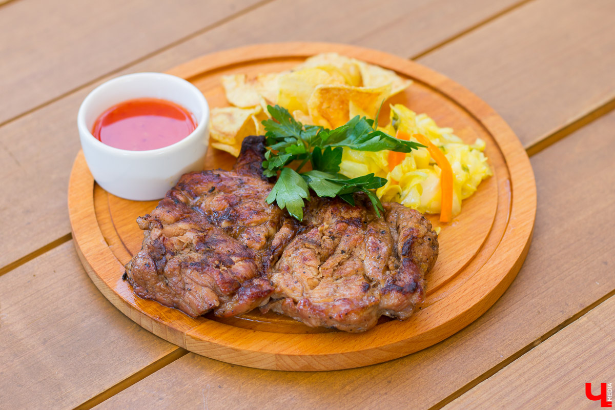 Команда блогеров устроила тест летней веранде гриль-бара “Грильмания”. Ребята дегустировали салаты, закуски, блюда на мангале, фруктовые чаи и десерты. А потом составили рейтинг самых вкусных блюд.