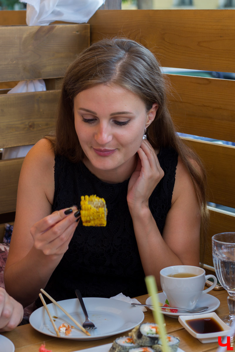 Команда блогеров устроила тест летней веранде гриль-бара “Грильмания”. Ребята дегустировали салаты, закуски, блюда на мангале, фруктовые чаи и десерты. А потом составили рейтинг самых вкусных блюд.