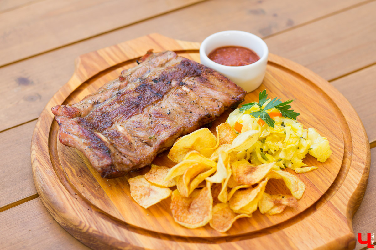 Команда блогеров устроила тест летней веранде гриль-бара “Грильмания”. Ребята дегустировали салаты, закуски, блюда на мангале, фруктовые чаи и десерты. А потом составили рейтинг самых вкусных блюд.