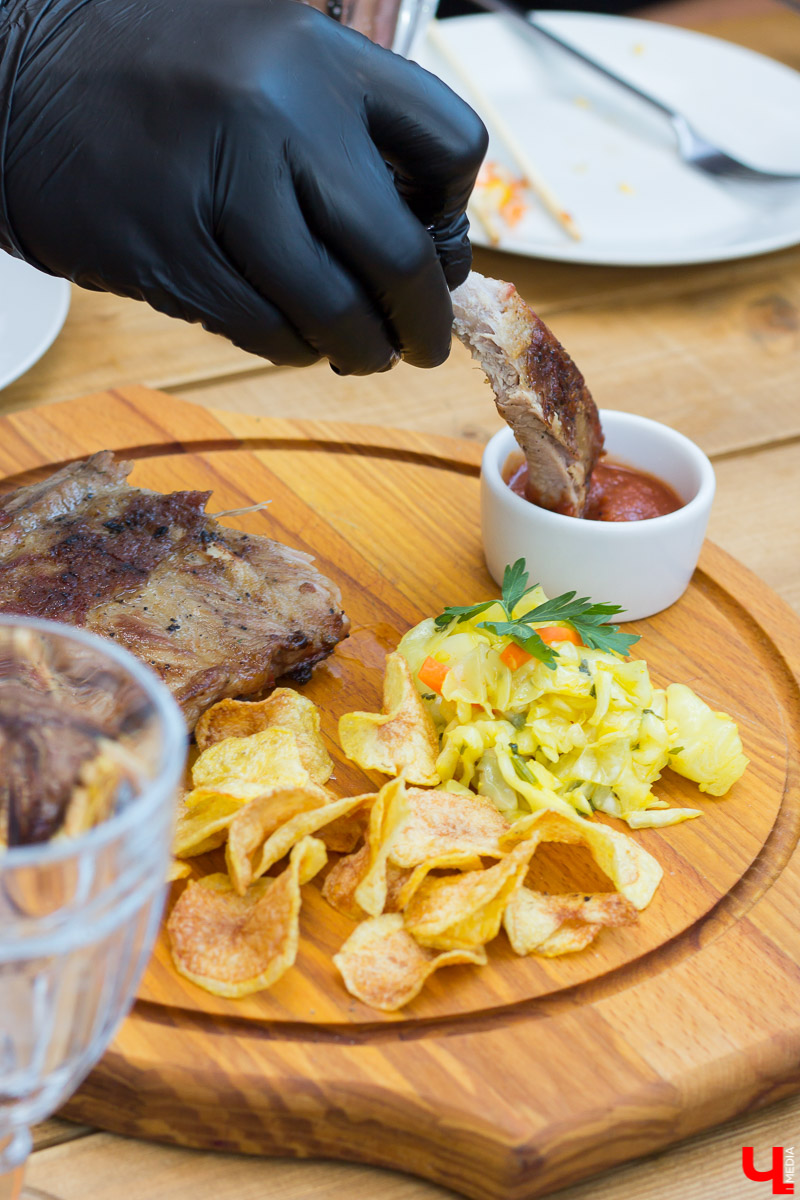 Команда блогеров устроила тест летней веранде гриль-бара “Грильмания”. Ребята дегустировали салаты, закуски, блюда на мангале, фруктовые чаи и десерты. А потом составили рейтинг самых вкусных блюд.