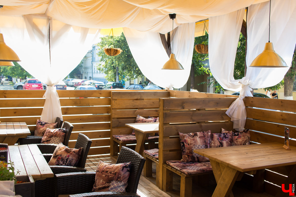 Команда блогеров устроила тест летней веранде гриль-бара “Грильмания”. Ребята дегустировали салаты, закуски, блюда на мангале, фруктовые чаи и десерты. А потом составили рейтинг самых вкусных блюд.