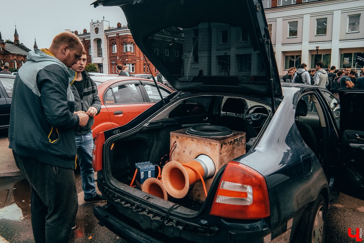 Во Владимире прошли соревнования по автозвуку. Чемпионат состоялся в рамках празднования Дня молодежи. Победителем стал Олег Писклов.
