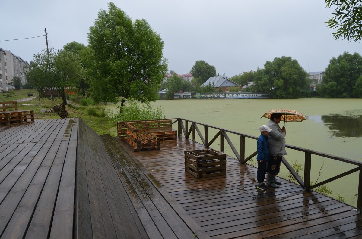 Удобные лежаки для принятия солнечных ванн, терраса над водой, дорожки для прогулок - 29 июня в Камешково появилась новая благоустроенная набережная на городском пруду. Осталось только дождаться по-настоящему летней погоды и - вперед, за загаром!
