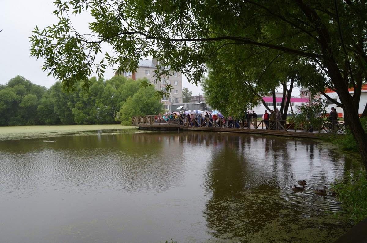 Удобные лежаки для принятия солнечных ванн, терраса над водой, дорожки для прогулок - 29 июня в Камешково появилась новая благоустроенная набережная на городском пруду. Осталось только дождаться по-настоящему летней погоды и - вперед, за загаром!