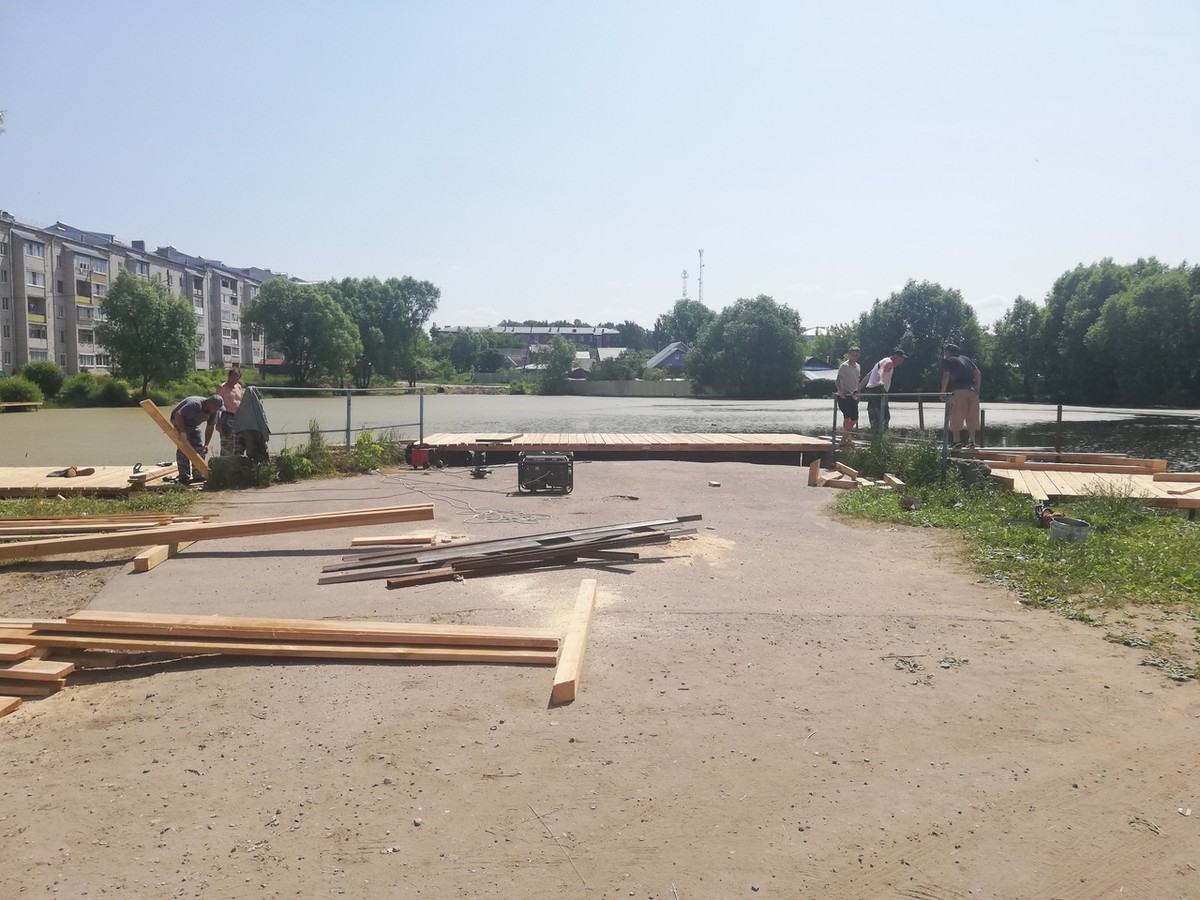 Удобные лежаки для принятия солнечных ванн, терраса над водой, дорожки для прогулок - 29 июня в Камешково появилась новая благоустроенная набережная на городском пруду. Осталось только дождаться по-настоящему летней погоды и - вперед, за загаром!