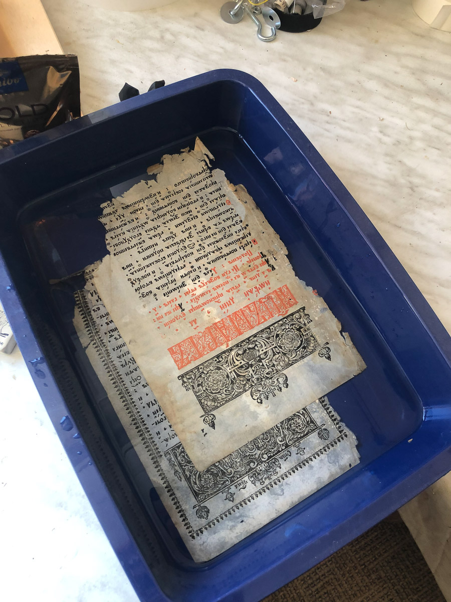 Реставраторы Валерия Измайлова и Анастасия Глуцкая рассказали о тонкостях своей работы.