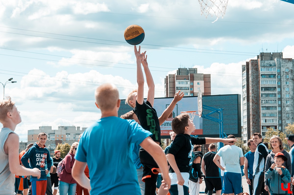 30 июня во Владимире прошел всероссийский чемпионат по баскетболу 3х3. Между собой спортсмены называют его стритболом. В этом году в городе пройдет еще несколько турниров.