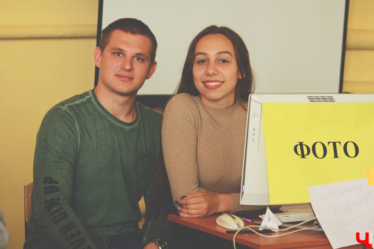 С 1 июля в ВлГУ начался массовый прием документов. Основная часть поступающих только на прошлой неделе получила аттестаты. Специалисты университета помогают ребятам определиться с выбором.