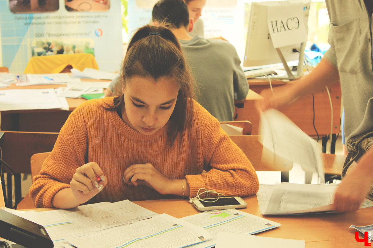 С 1 июля в ВлГУ начался массовый прием документов. Основная часть поступающих только на прошлой неделе получила аттестаты. Специалисты университета помогают ребятам определиться с выбором.